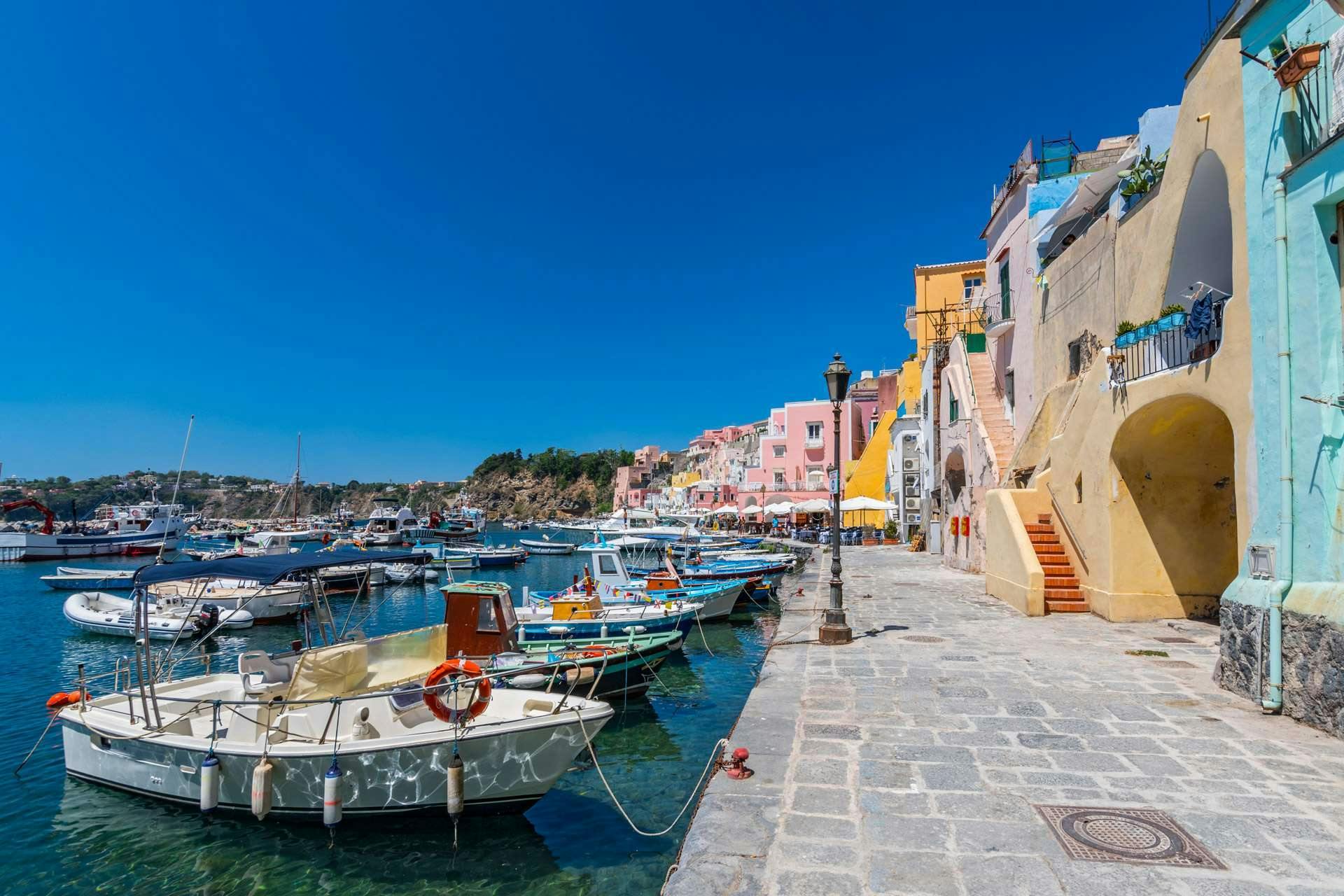 The flavour and charm of Procida island for small groups