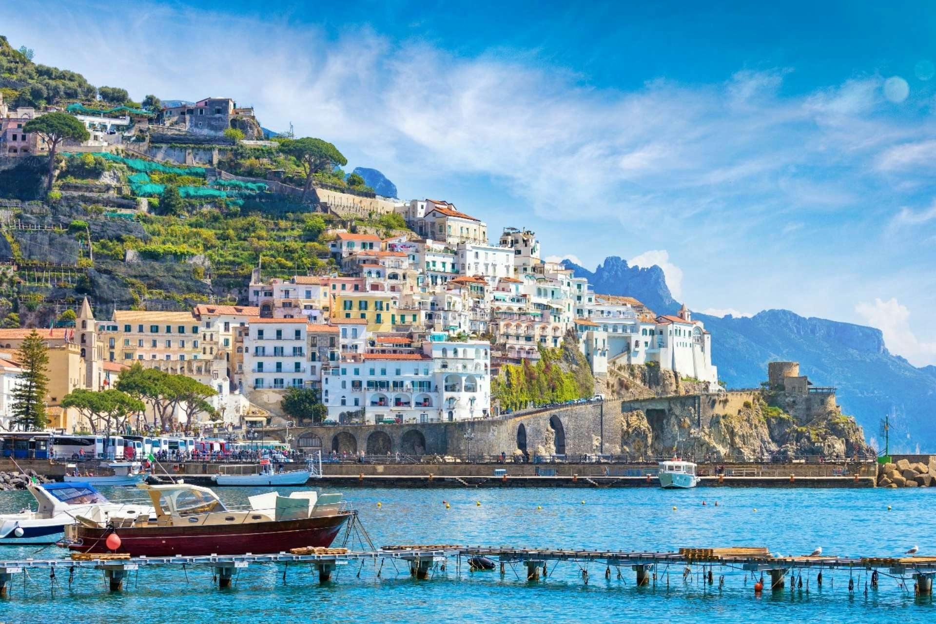 Naviga verso le bellezze della Costiera Amalfitana